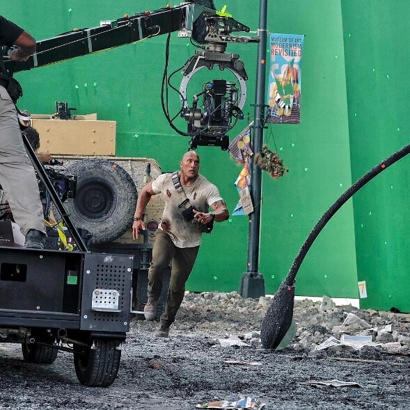 《狂暴》片场照 "巨石强森"形容狼狈奋力疾奔