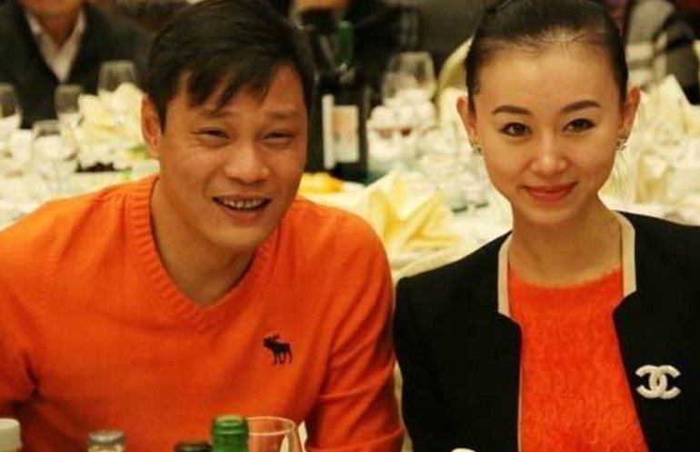 中国收入最高的球星,三度结婚终娶小17岁女友