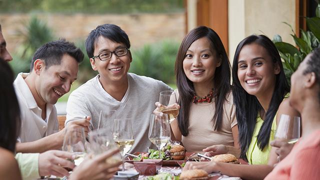 现场畅谈“一带一路”的故事和回忆