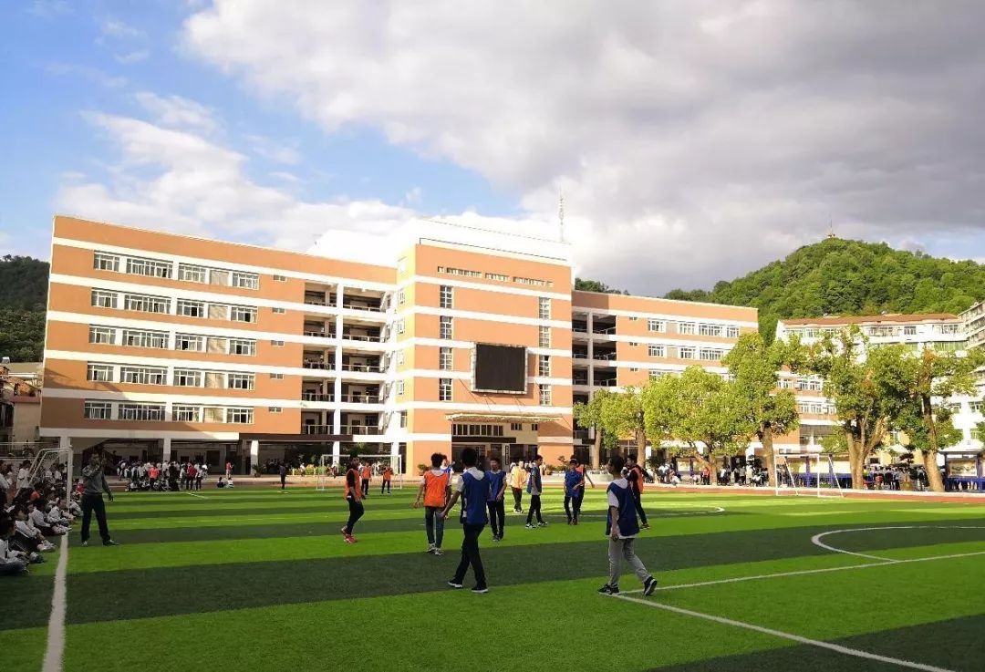 【喜讯】英山实验中学2人签约海军航空兵飞行