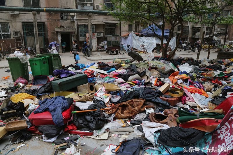 郑州86岁老人坚持十多年往家里捡垃圾,家里虱