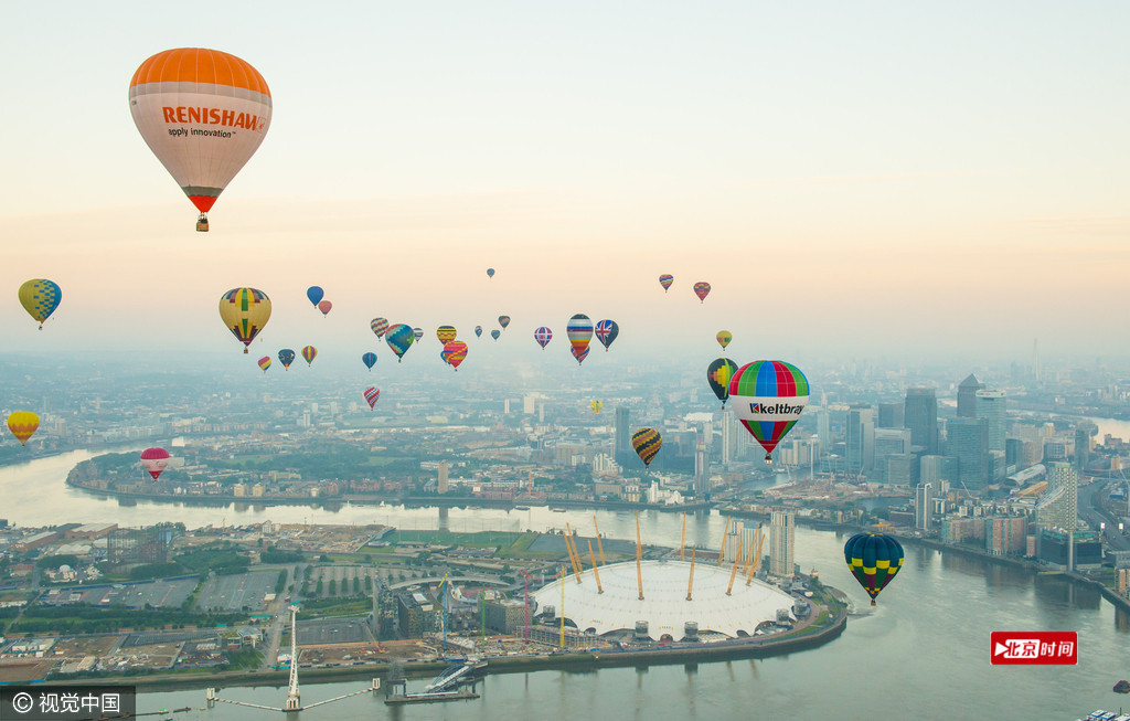 伦敦举行热气球比赛 雾都天际线五颜六色 伦敦举行热气球比赛 雾都天际线五颜六色