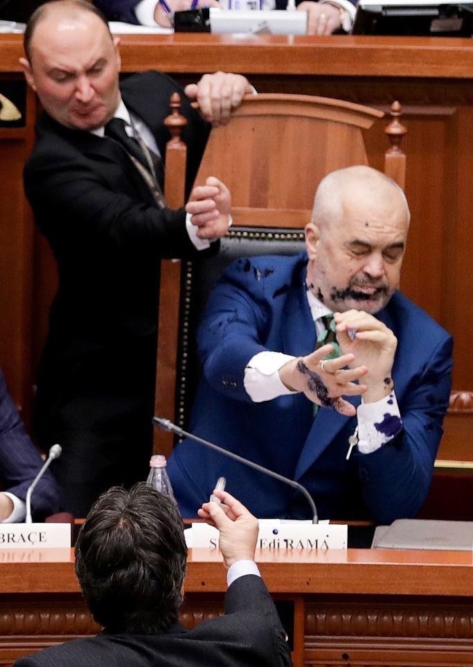 2月14日报道，当地时间2月14日，阿尔巴尼亚地拉那，在议会辩论中，反对党议员Edi Paloka当场向阿尔巴尼亚总理埃迪·拉马喷墨水，随后被安全部门逮捕。