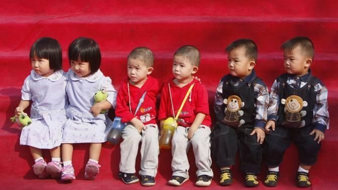 全面放开生育限制或提前到来!网友炸锅:生一个