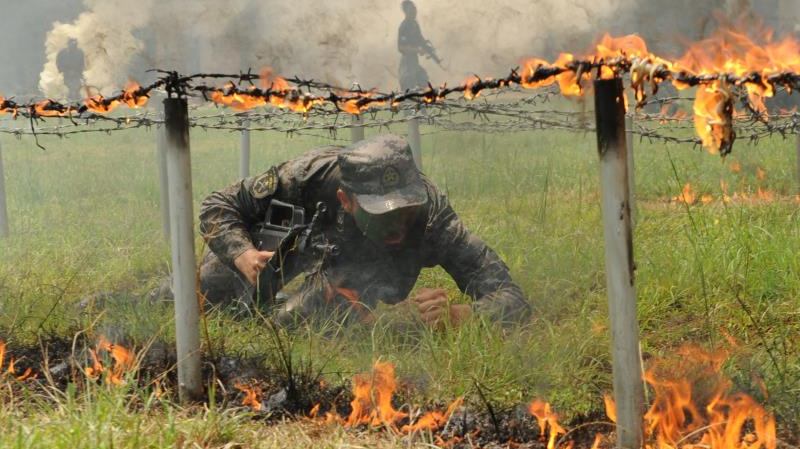 满口沙子冲破硝烟  特战旅这么强他自己知道吗? 满口沙子冲破硝烟  特战旅这么强他自己知道吗?