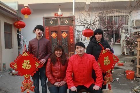 大衣哥出名后老婆儿子大变样 只有女儿还很朴素