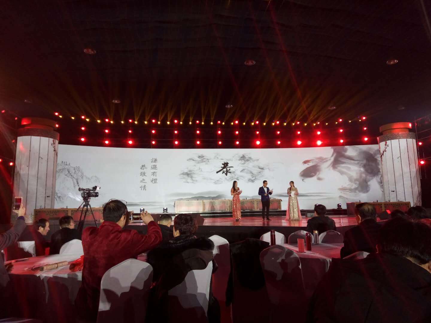 董廷超在泼墨中华情CETV2019 书画春晚舞台