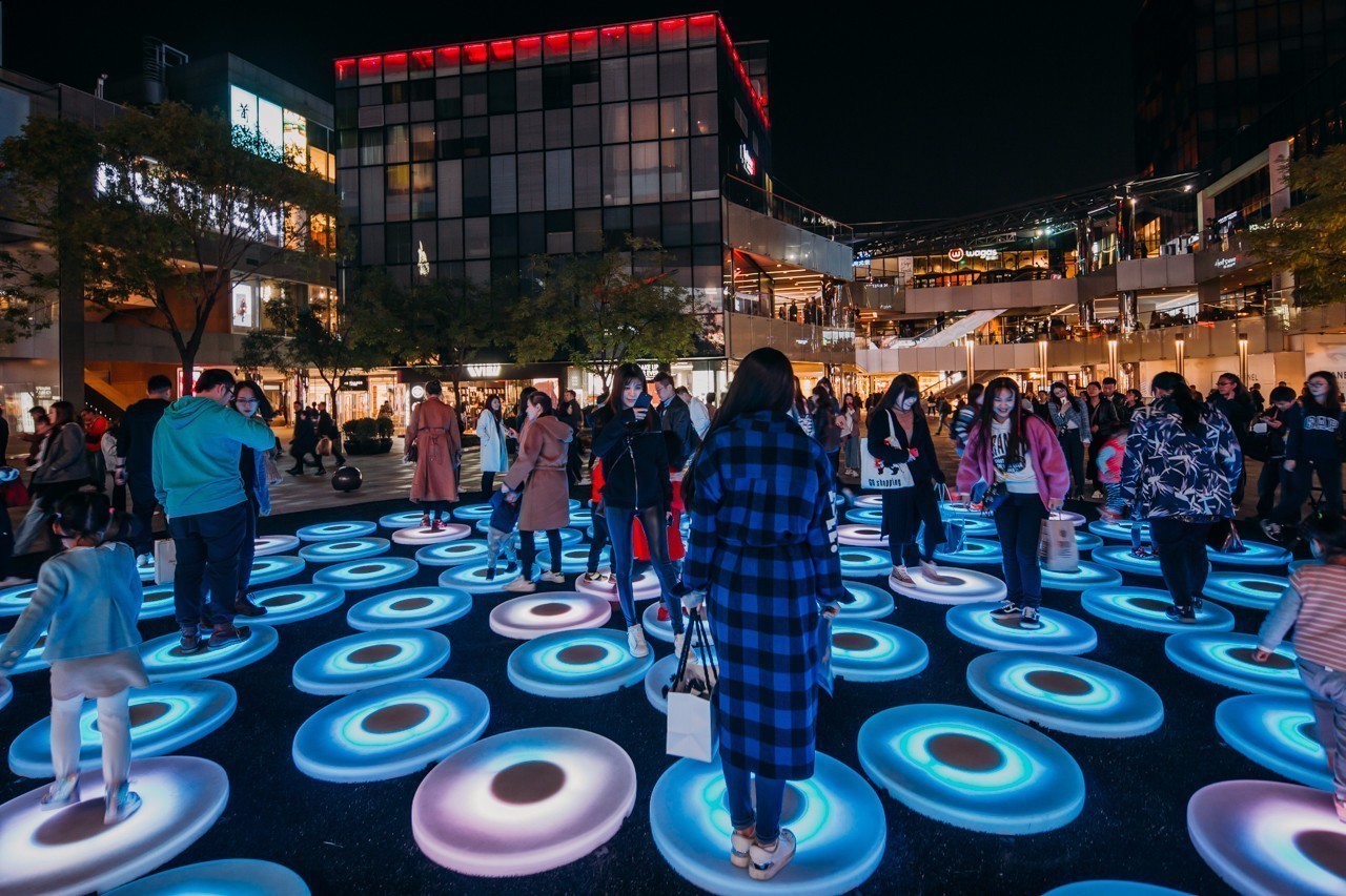 京城潮人都在玩!led池引爆三里屯太古里灯光节