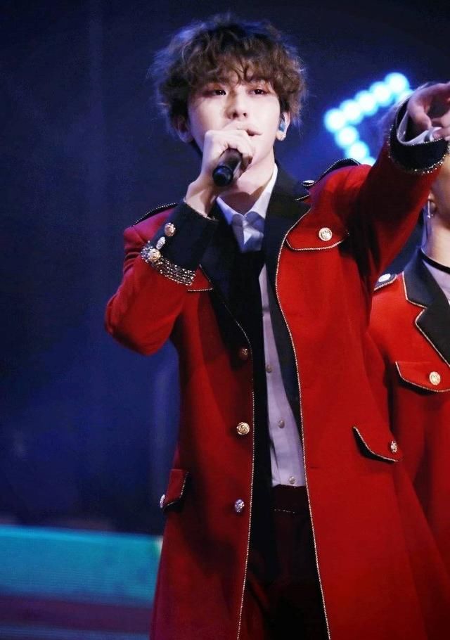 蔡徐坤:深圳见面会,台下粉丝举的标语亮了!网友