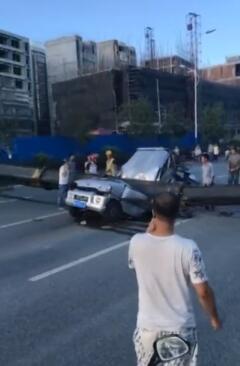 广东揭阳普宁一吊车侧翻吊臂砸中小型客车 7死3伤 广东揭阳普宁一吊车侧翻吊臂砸中小型客车 7死3伤