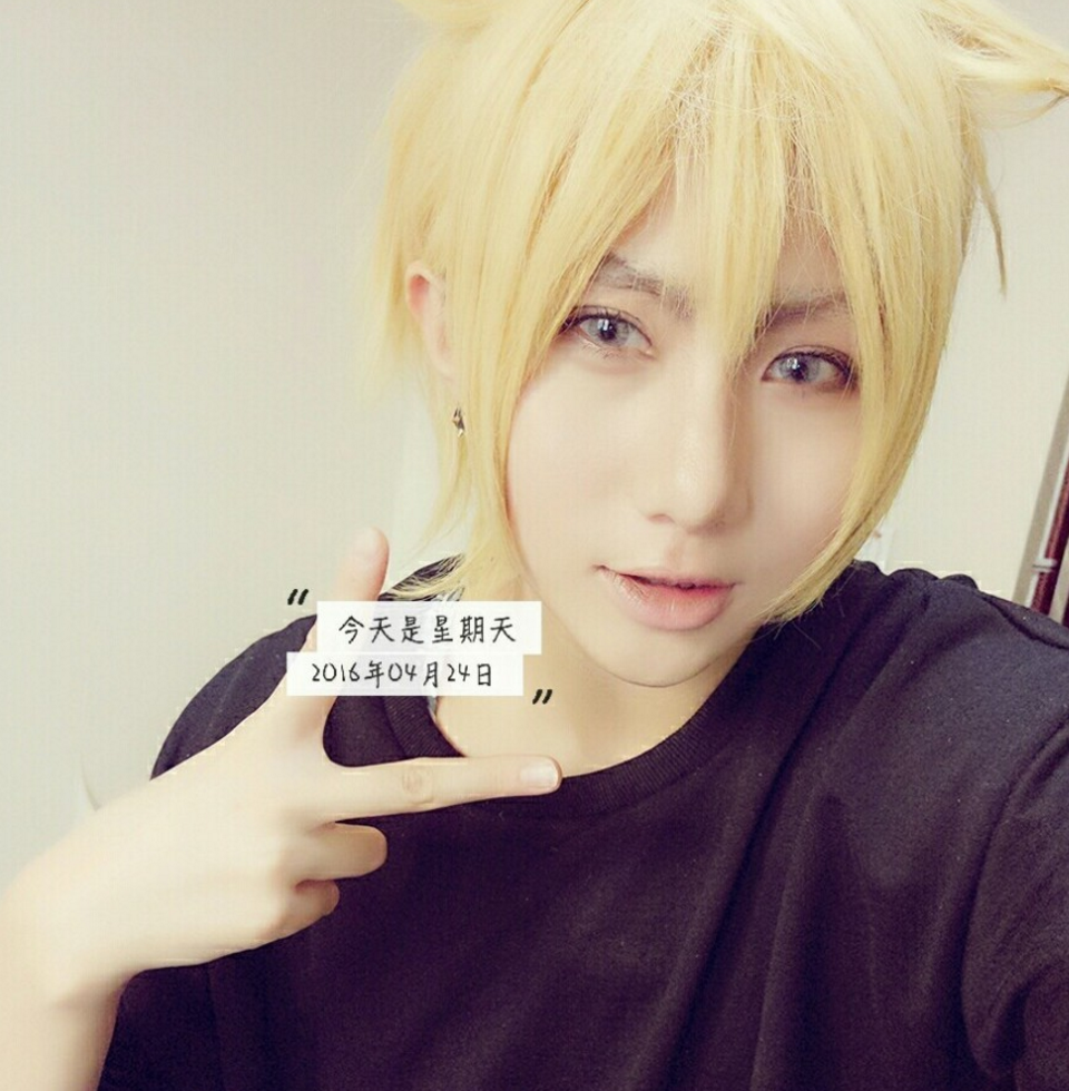 里约奥运会中国代表团人才辈出，花样游泳选手个个身材佳。梁馨枰被发现竟是美妆coser，自拍貌美，cos起来更是攻气十足。