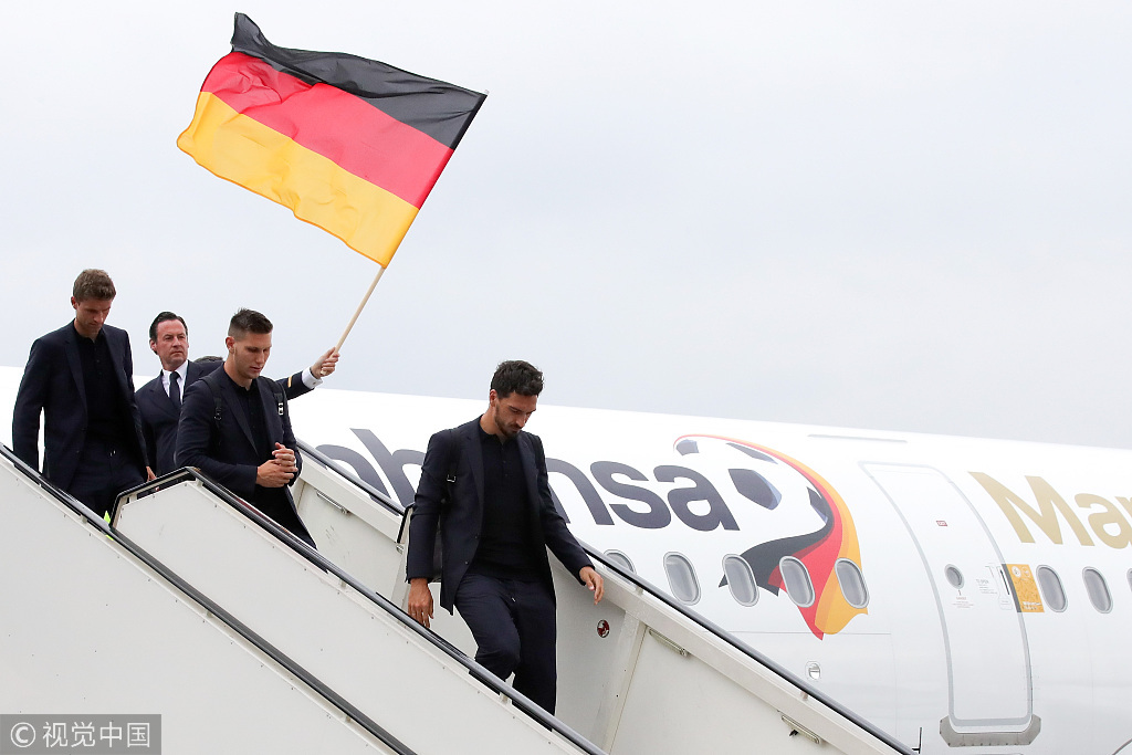 北京时间6月12日深夜，世界杯卫冕冠军德国队抵达俄罗斯。作为本届世界杯的男模队，克罗斯、罗伊斯等帅哥闪亮登场！