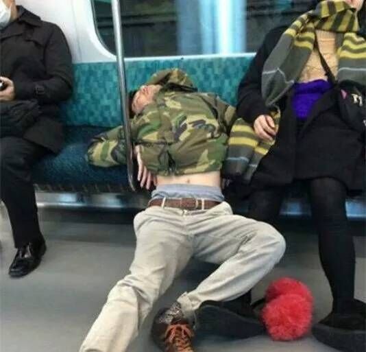 搞笑精选:每次和媳妇穿情侣装逛街,大家都会自觉地多我们看几眼