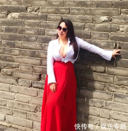 她是上半身最大的主持人,柳岩都甘拜下风,网友:大开眼界啊! - 3
