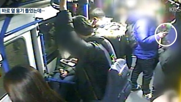 韩女子公交遇持刀男子威胁 警察到后先问谁报的警 韩女子公交遇持刀男子威胁 警察到后先问谁报的警