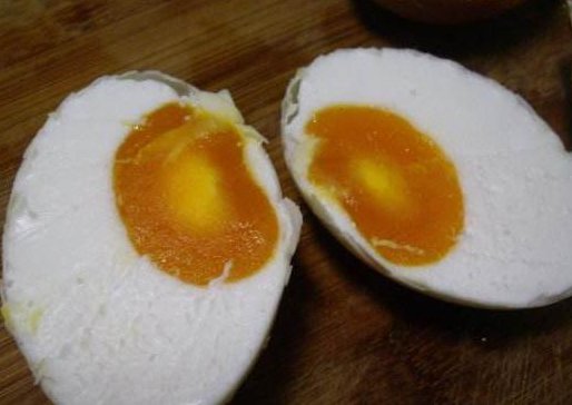 很多人都喜欢吃咸鸭蛋,它有好处,但也还有一些