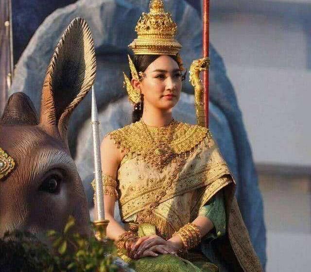 穿泰国民族服装的论好看,你不得不服英拉!大可