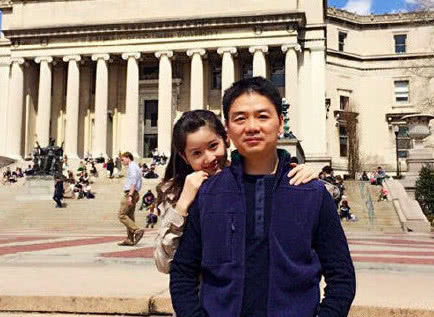 刘强东畅饮白酒男人味十足,小20岁娇妻章泽天