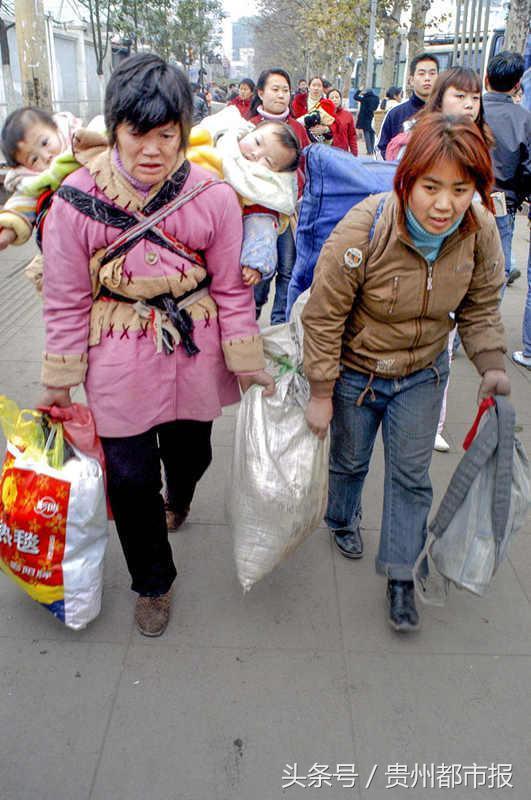 一组老照片,看爸妈背上的春运 "回家"的份量,当年我们不懂!-北京时间