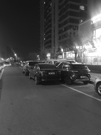 广安康馨家园外道路通行难 车辆一停好几排 任性 广安康馨家园外道路通行难 车辆一停好几排 任性