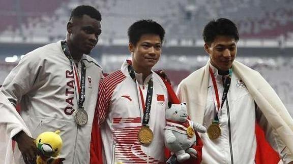 苏炳添以破亚运会记录成绩震撼夺冠后,采访时