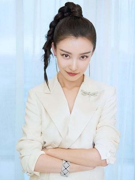 迪丽热巴邓伦上演高甜Kiss杀,却被低马尾抢了