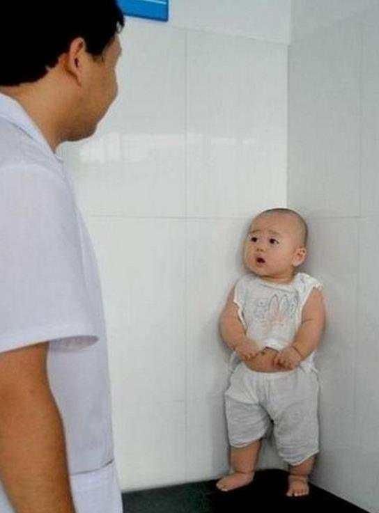 宝宝打针表情萌化众人,妈妈紧张,如何打针对宝