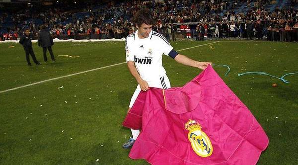 丨皇马巨星劳尔场上"斗牛"庆祝