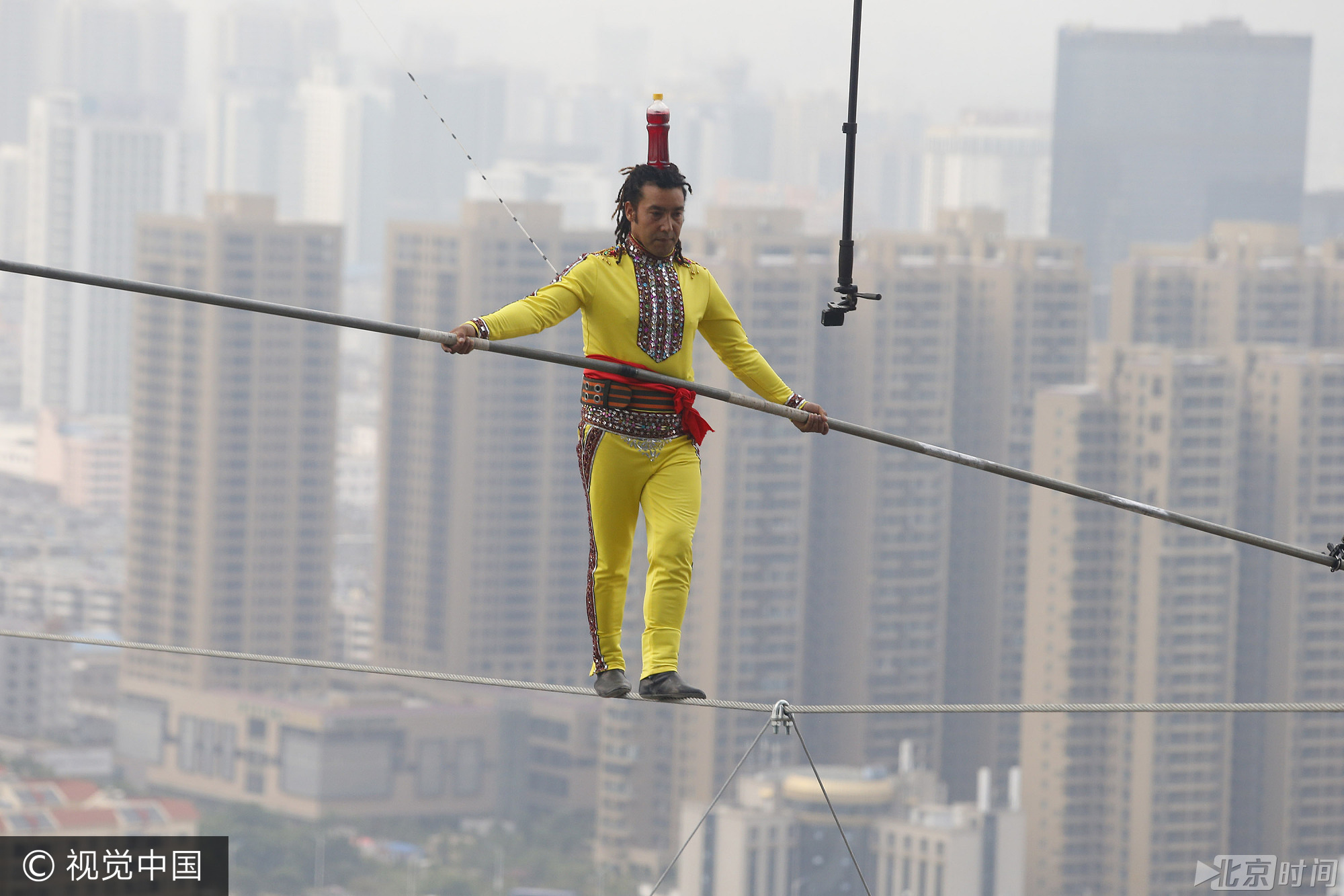 2015年5月16日，昆明，6项吉尼斯世界记录保持者——有“高空飞人”之称的艾斯凯尔，在中国最高的的双塔建筑——300米万达·昆明双塔，挑战“高空蒙眼倒走钢丝”的世界纪录。