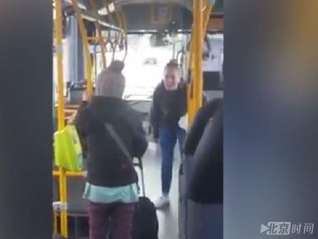 活久见！墨尔本女子在公车上当众粑粑 与乘客对骂还拒不下车