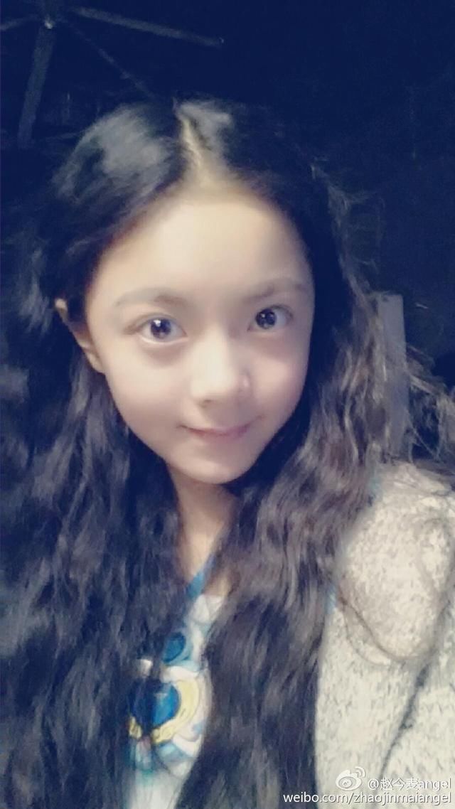 赵今麦,小名麦麦,今年15岁,小朋友知道她应该是在《巴啦啦小魔仙》.