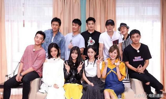 杨颖做游戏时落水,脸上化妆品被泡后,29岁的她