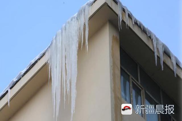 天气变暖气温升高 市民出行小心坠冰