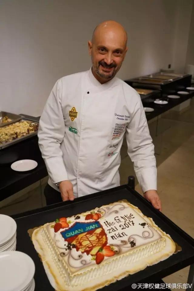 米其林大厨打造 有颜有料有寓意 权健球员的生日蛋糕看饿你了吗?
