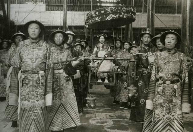 圣诞节狂欢夜跟八国联军一毛钱关系也没有,真