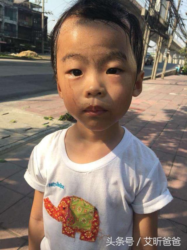 震撼教育!5岁孩子耍赖不想上学,妈妈带他上街