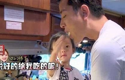 甜馨偷吃东西,被贾乃亮发现,李小璐却说:流口水