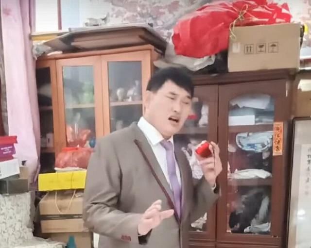 朱之文西装革履练歌,屋子里脏乱差被网友吐槽