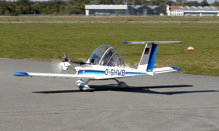 世界上最小的载人飞机:CriCri蟋蟀轻型飞机