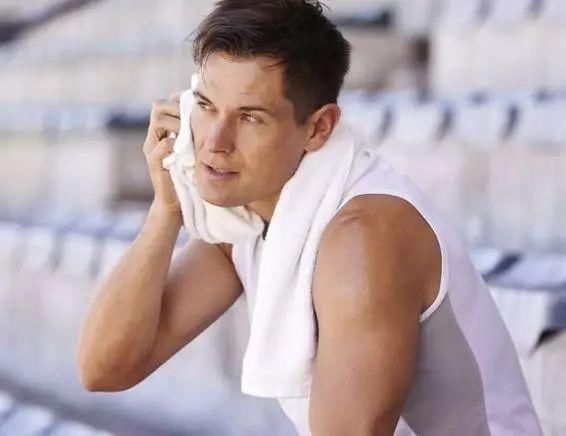 额头出汗异常,竟是疾病惹的祸