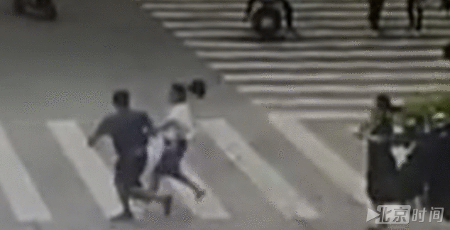 俩女警穿裙子高跟鞋街头抓贼 狂追数十米将其按倒