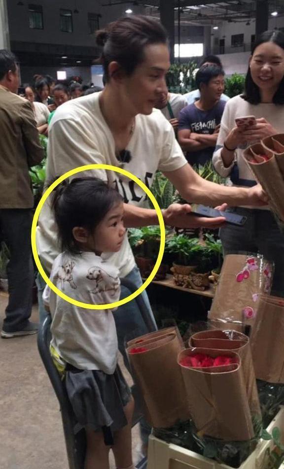 《想想办法吧爸爸》戚薇女儿独自皱眉嘟嘴, 谁