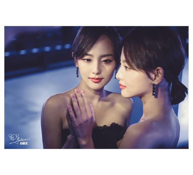 张嘉倪巴黎再现紫菱经典拍照pose,12年过去了