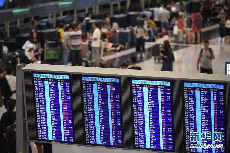 　8月13日，这是香港国际机场大屏显示的航班状态。