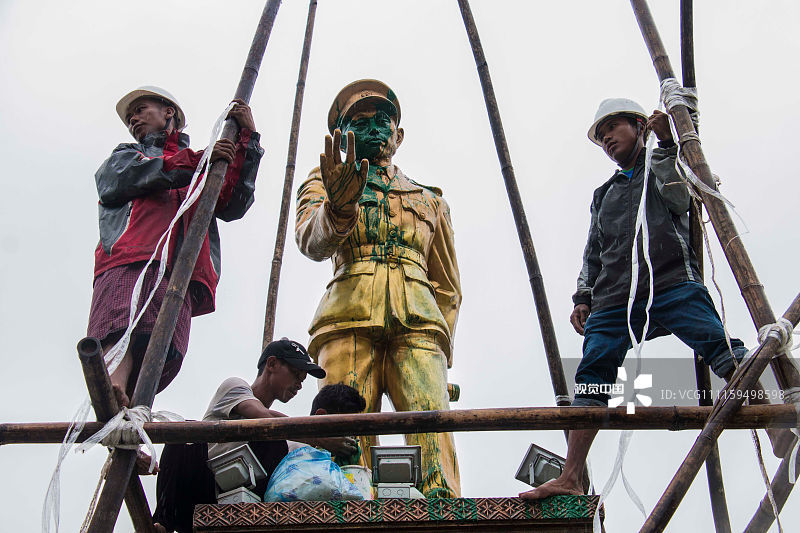 当地时间2018年7月23日，缅甸密支那，“缅甸独立之父”昂山将军的一座雕像被泼油漆。