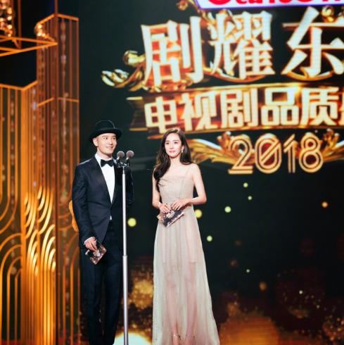 杨幂黄晓明颁奖太皮,教男神张嘉译手指舞,高情