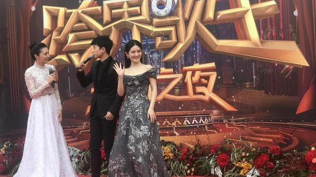 《跨界歌王》红毯上拼抢镜 人人都想封王