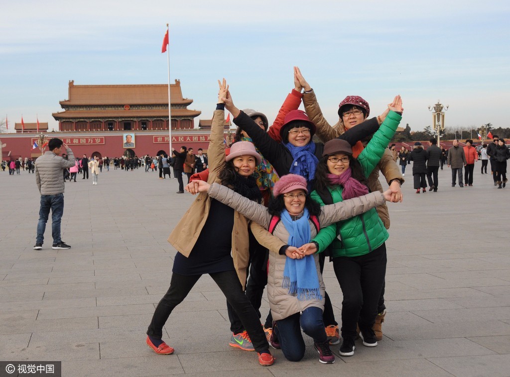 “大妈”天安门前拗造型留影 妙趣横生欢乐多 “大妈”天安门前拗造型留影 妙趣横生欢乐多
