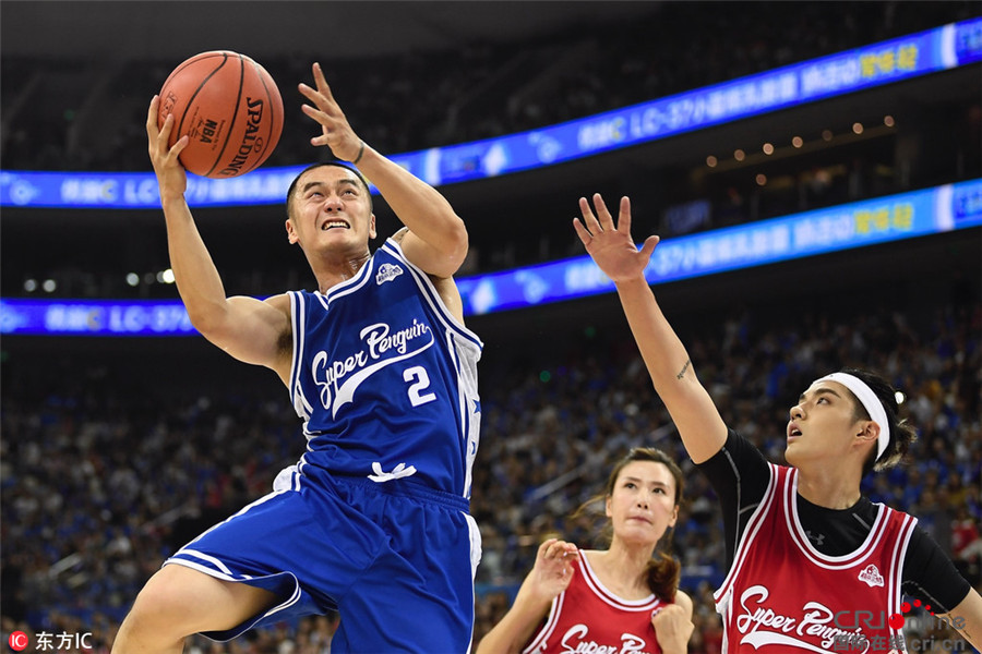 吴亦凡出席篮球名人赛 蒋劲夫帅气扣篮张哲瀚