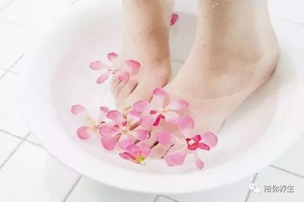 夏天手脚冰凉怎么回事 了解这些原因 才能帮你